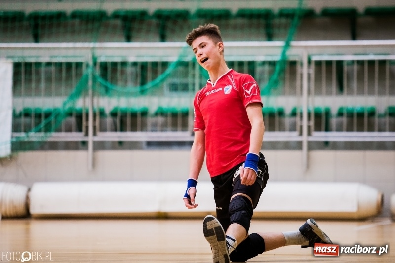 Zdjęcie w galerii na portalu naszraciborz.pl: Halowa Liga Piłki Nożnej: Galaktikos pewnie pokonali Bruki Trawiński wiadomości z regionu