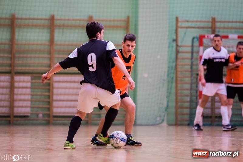 Zdjęcie w galerii na portalu naszraciborz.pl: Halowa Liga Piłki Nożnej: Galaktikos pewnie pokonali Bruki Trawiński wiadomości z regionu