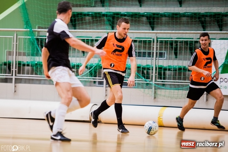 Zdjęcie w galerii na portalu naszraciborz.pl: Halowa Liga Piłki Nożnej: Galaktikos pewnie pokonali Bruki Trawiński wiadomości z regionu