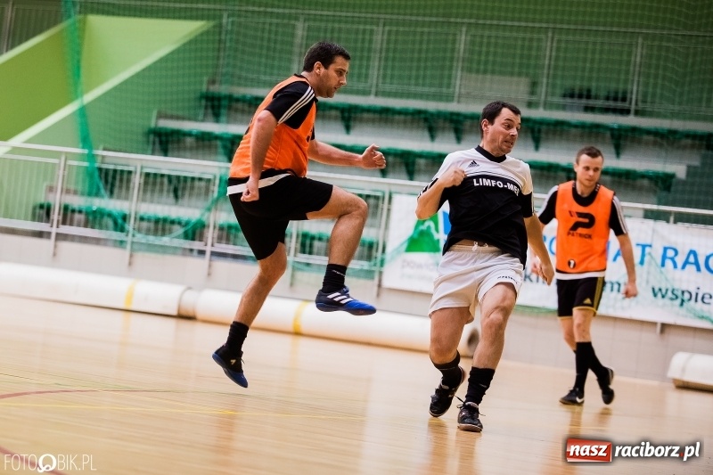 Zdjęcie w galerii na portalu naszraciborz.pl: Halowa Liga Piłki Nożnej: Galaktikos pewnie pokonali Bruki Trawiński wiadomości z regionu