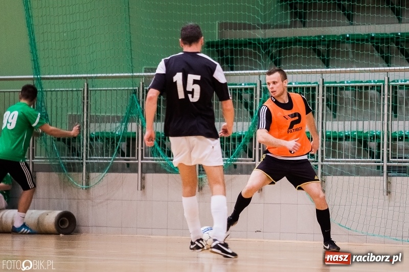 Zdjęcie w galerii na portalu naszraciborz.pl: Halowa Liga Piłki Nożnej: Galaktikos pewnie pokonali Bruki Trawiński wiadomości z regionu