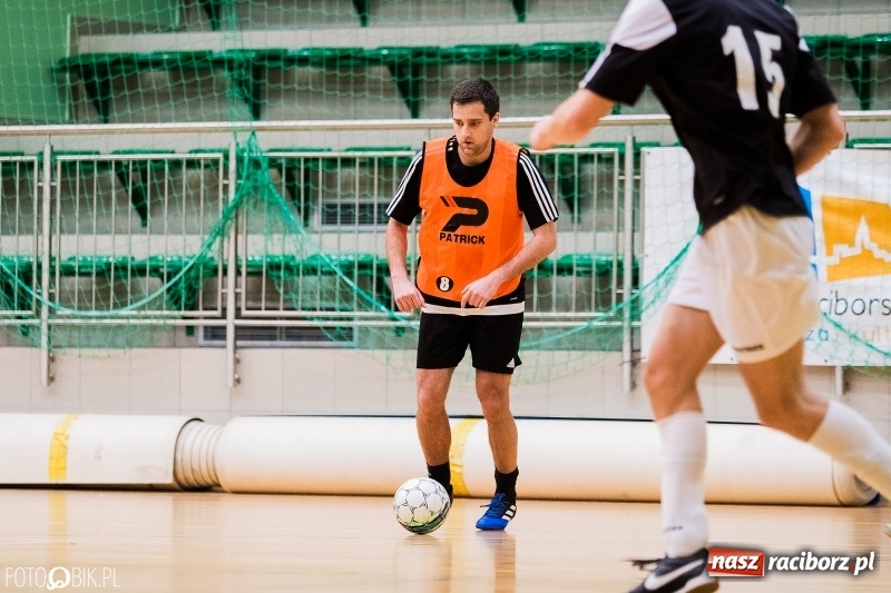 Zdjęcie w galerii na portalu naszraciborz.pl: Halowa Liga Piłki Nożnej: Galaktikos pewnie pokonali Bruki Trawiński wiadomości z regionu