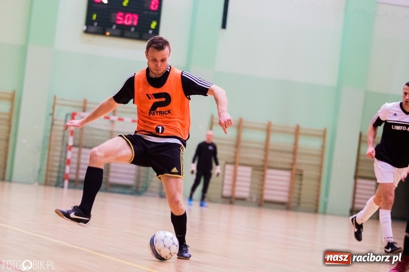 Zdjęcie w galerii na portalu naszraciborz.pl: Halowa Liga Piłki Nożnej: Galaktikos pewnie pokonali Bruki Trawiński wiadomości z regionu