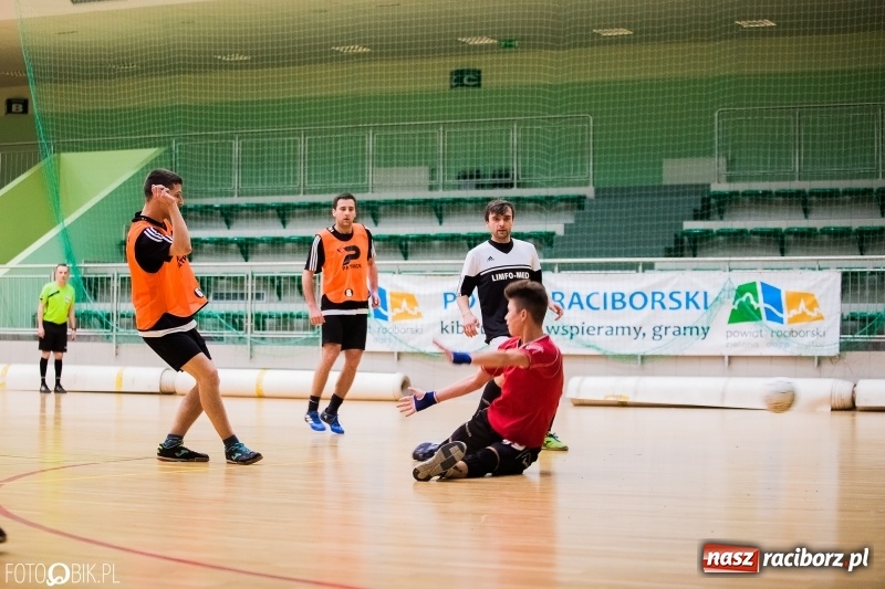 Zdjęcie w galerii na portalu naszraciborz.pl: Halowa Liga Piłki Nożnej: Galaktikos pewnie pokonali Bruki Trawiński wiadomości z regionu