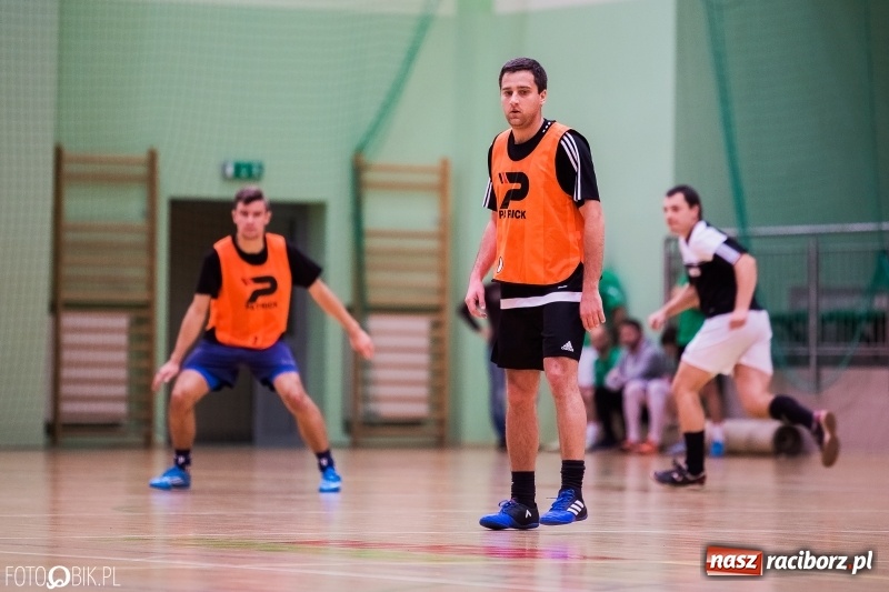 Zdjęcie w galerii na portalu naszraciborz.pl: Halowa Liga Piłki Nożnej: Galaktikos pewnie pokonali Bruki Trawiński wiadomości z regionu