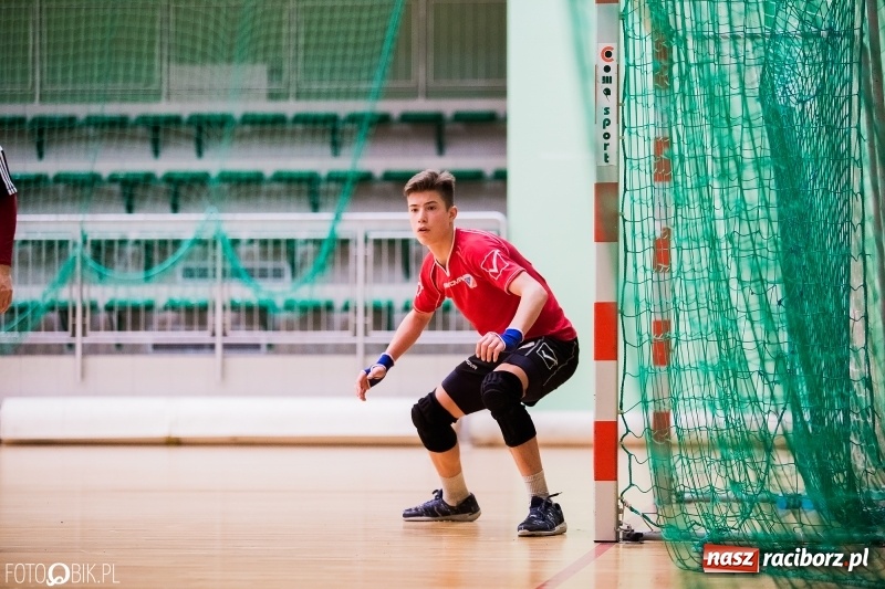 Zdjęcie w galerii na portalu naszraciborz.pl: Halowa Liga Piłki Nożnej: Galaktikos pewnie pokonali Bruki Trawiński wiadomości z regionu