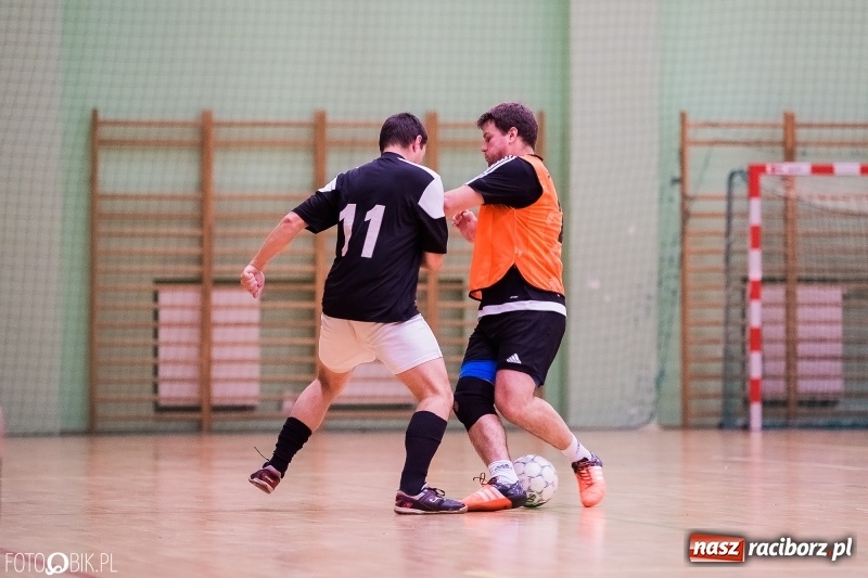 Zdjęcie w galerii na portalu naszraciborz.pl: Halowa Liga Piłki Nożnej: Galaktikos pewnie pokonali Bruki Trawiński wiadomości z regionu