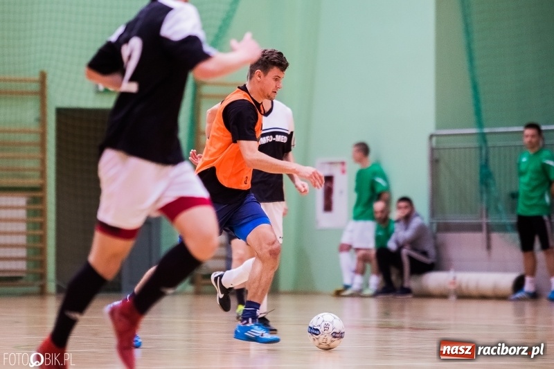 Zdjęcie w galerii na portalu naszraciborz.pl: Halowa Liga Piłki Nożnej: Galaktikos pewnie pokonali Bruki Trawiński wiadomości z regionu