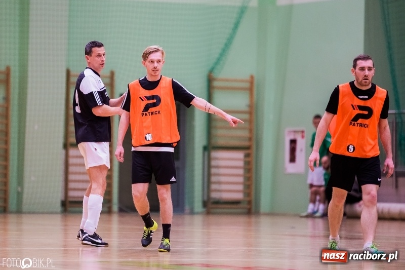 Zdjęcie w galerii na portalu naszraciborz.pl: Halowa Liga Piłki Nożnej: Galaktikos pewnie pokonali Bruki Trawiński wiadomości z regionu