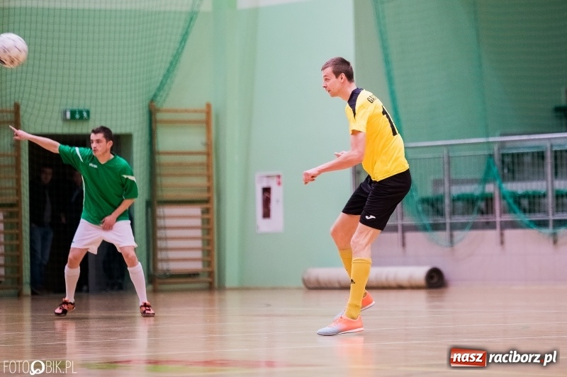 Zdjęcie w galerii na portalu naszraciborz.pl: Halowa Liga Piłki Nożnej: Galaktikos pewnie pokonali Bruki Trawiński wiadomości z regionu