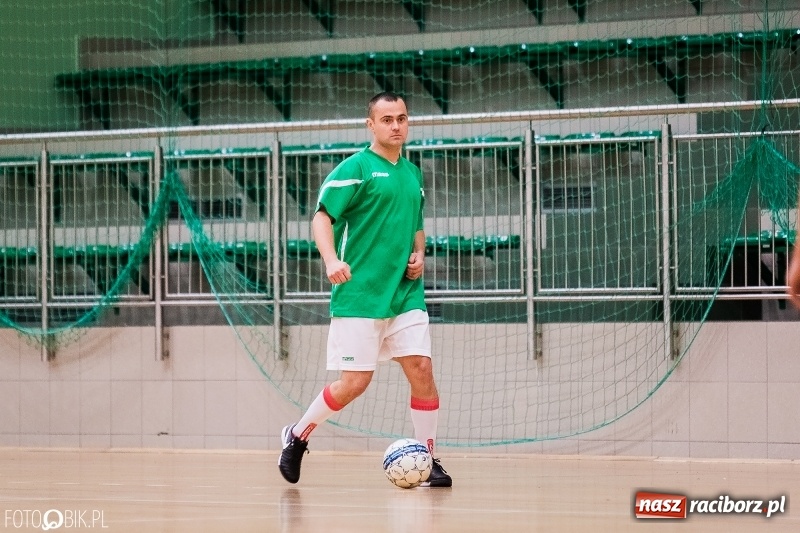 Zdjęcie w galerii na portalu naszraciborz.pl: Halowa Liga Piłki Nożnej: Galaktikos pewnie pokonali Bruki Trawiński wiadomości z regionu