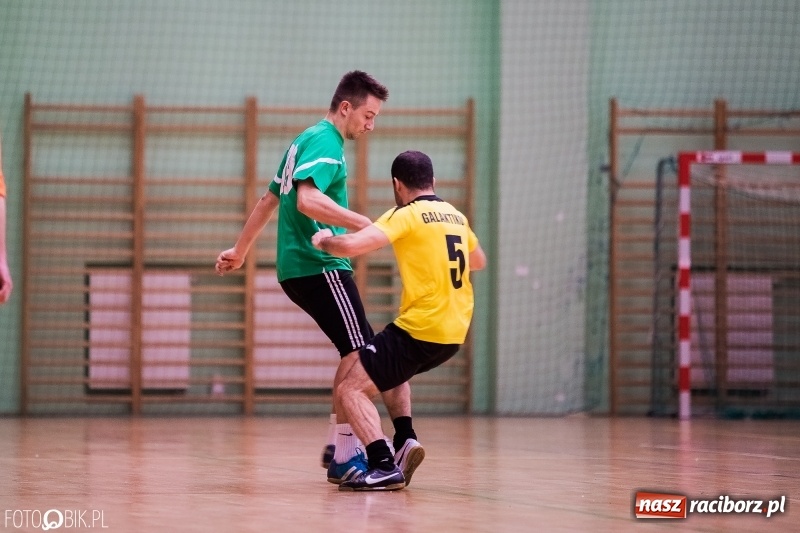 Zdjęcie w galerii na portalu naszraciborz.pl: Halowa Liga Piłki Nożnej: Galaktikos pewnie pokonali Bruki Trawiński wiadomości z regionu