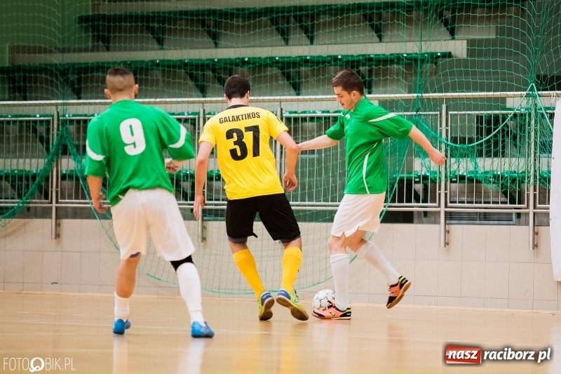 Zdjęcie w galerii na portalu naszraciborz.pl: Halowa Liga Piłki Nożnej: Galaktikos pewnie pokonali Bruki Trawiński wiadomości z regionu