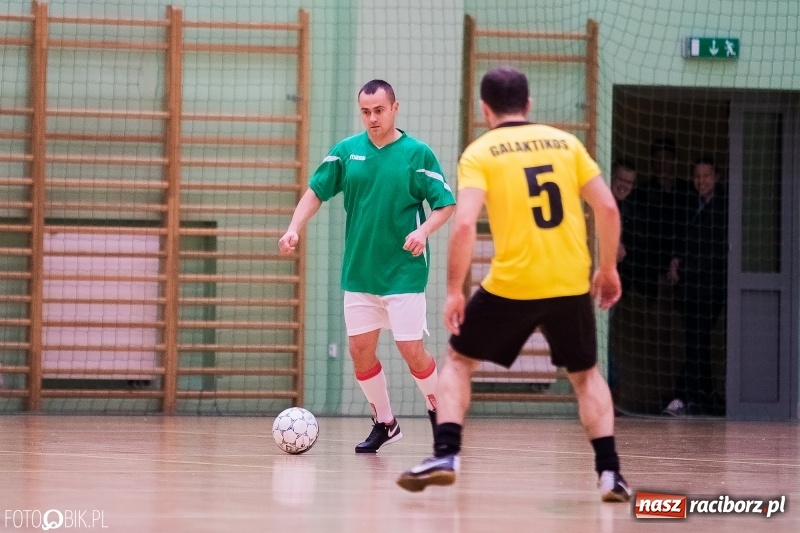 Zdjęcie w galerii na portalu naszraciborz.pl: Halowa Liga Piłki Nożnej: Galaktikos pewnie pokonali Bruki Trawiński wiadomości z regionu