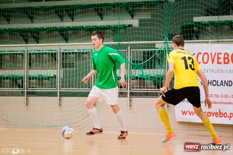 Zdjęcie w galerii na portalu naszraciborz.pl: Halowa Liga Piłki Nożnej: Galaktikos pewnie pokonali Bruki Trawiński wiadomości z regionu