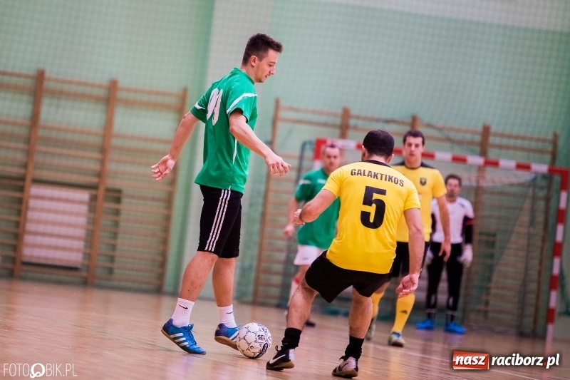 Zdjęcie w galerii na portalu naszraciborz.pl: Halowa Liga Piłki Nożnej: Galaktikos pewnie pokonali Bruki Trawiński wiadomości z regionu