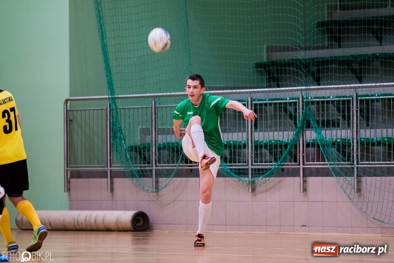 Zdjęcie w galerii na portalu naszraciborz.pl: Halowa Liga Piłki Nożnej: Galaktikos pewnie pokonali Bruki Trawiński wiadomości z regionu