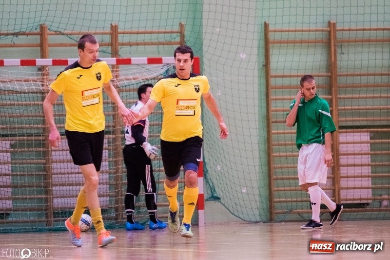 Zdjęcie w galerii na portalu naszraciborz.pl: Halowa Liga Piłki Nożnej: Galaktikos pewnie pokonali Bruki Trawiński wiadomości z regionu