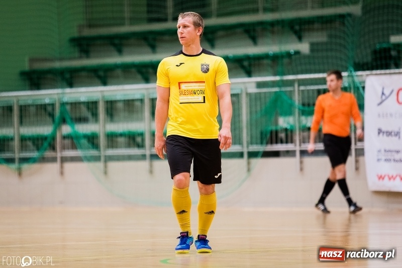 Zdjęcie w galerii na portalu naszraciborz.pl: Halowa Liga Piłki Nożnej: Galaktikos pewnie pokonali Bruki Trawiński wiadomości z regionu