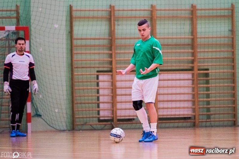 Zdjęcie w galerii na portalu naszraciborz.pl: Halowa Liga Piłki Nożnej: Galaktikos pewnie pokonali Bruki Trawiński wiadomości z regionu