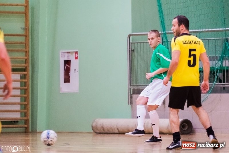 Zdjęcie w galerii na portalu naszraciborz.pl: Halowa Liga Piłki Nożnej: Galaktikos pewnie pokonali Bruki Trawiński wiadomości z regionu