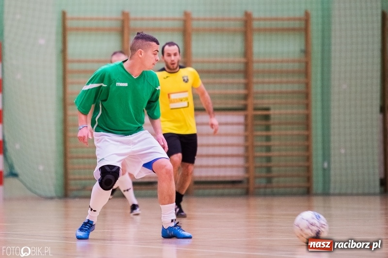 Zdjęcie w galerii na portalu naszraciborz.pl: Halowa Liga Piłki Nożnej: Galaktikos pewnie pokonali Bruki Trawiński wiadomości z regionu