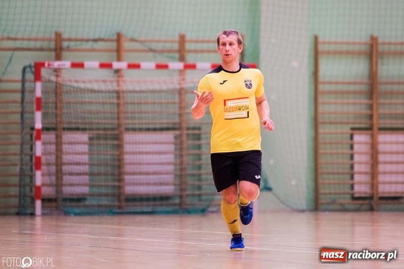 Zdjęcie w galerii na portalu naszraciborz.pl: Halowa Liga Piłki Nożnej: Galaktikos pewnie pokonali Bruki Trawiński wiadomości z regionu