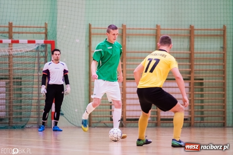 Zdjęcie w galerii na portalu naszraciborz.pl: Halowa Liga Piłki Nożnej: Galaktikos pewnie pokonali Bruki Trawiński wiadomości z regionu