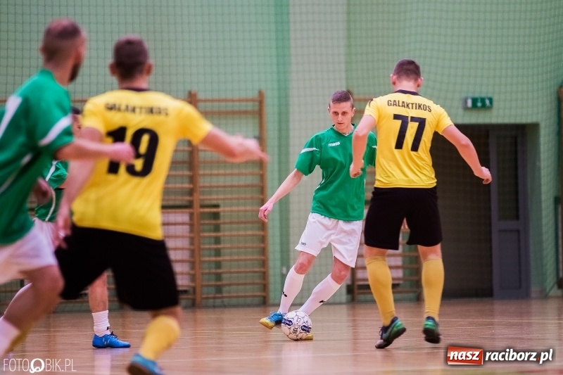Zdjęcie w galerii na portalu naszraciborz.pl: Halowa Liga Piłki Nożnej: Galaktikos pewnie pokonali Bruki Trawiński wiadomości z regionu