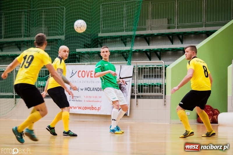 Zdjęcie w galerii na portalu naszraciborz.pl: Halowa Liga Piłki Nożnej: Galaktikos pewnie pokonali Bruki Trawiński wiadomości z regionu