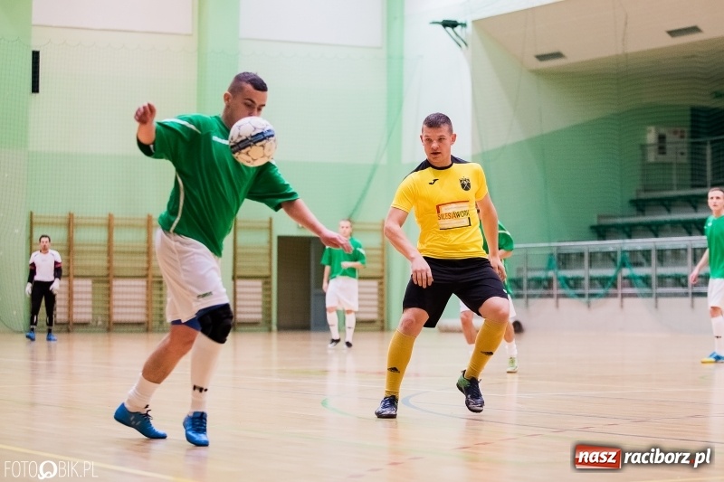 Zdjęcie w galerii na portalu naszraciborz.pl: Halowa Liga Piłki Nożnej: Galaktikos pewnie pokonali Bruki Trawiński wiadomości z regionu