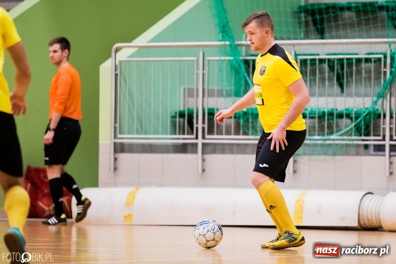 Zdjęcie w galerii na portalu naszraciborz.pl: Halowa Liga Piłki Nożnej: Galaktikos pewnie pokonali Bruki Trawiński wiadomości z regionu