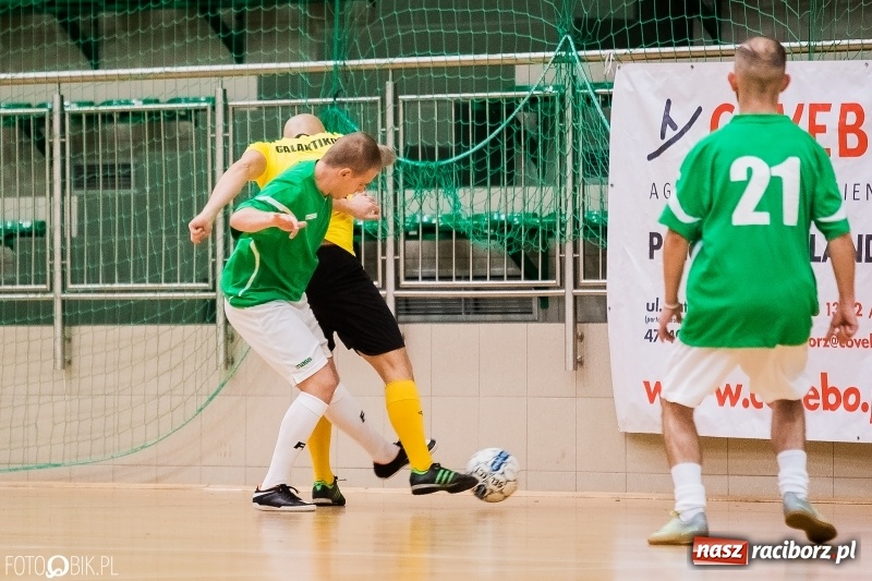 Zdjęcie w galerii na portalu naszraciborz.pl: Halowa Liga Piłki Nożnej: Galaktikos pewnie pokonali Bruki Trawiński wiadomości z regionu