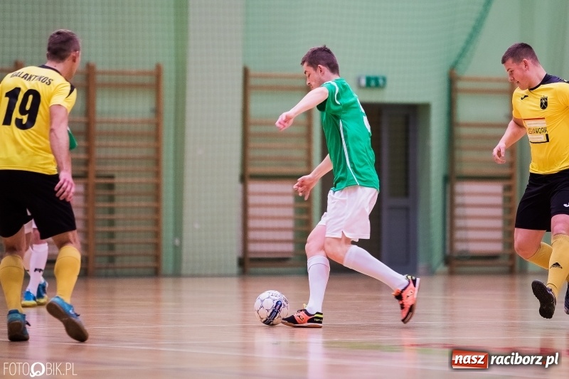 Zdjęcie w galerii na portalu naszraciborz.pl: Halowa Liga Piłki Nożnej: Galaktikos pewnie pokonali Bruki Trawiński wiadomości z regionu