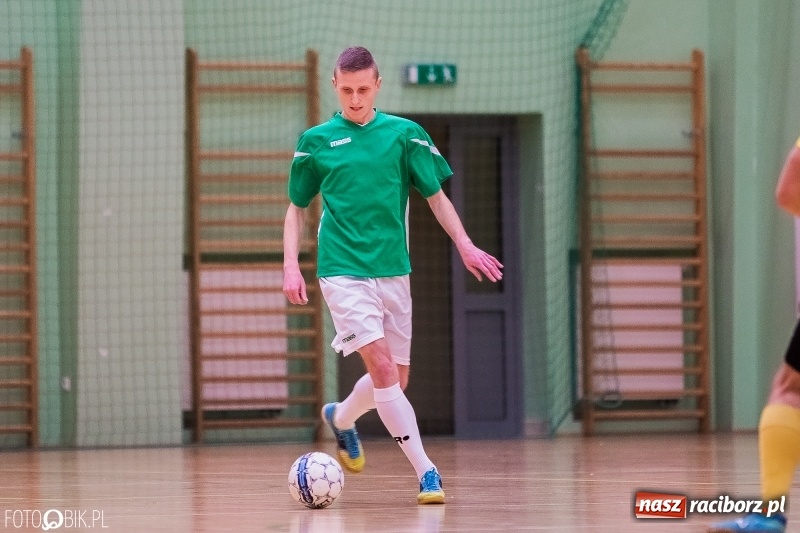 Zdjęcie w galerii na portalu naszraciborz.pl: Halowa Liga Piłki Nożnej: Galaktikos pewnie pokonali Bruki Trawiński wiadomości z regionu