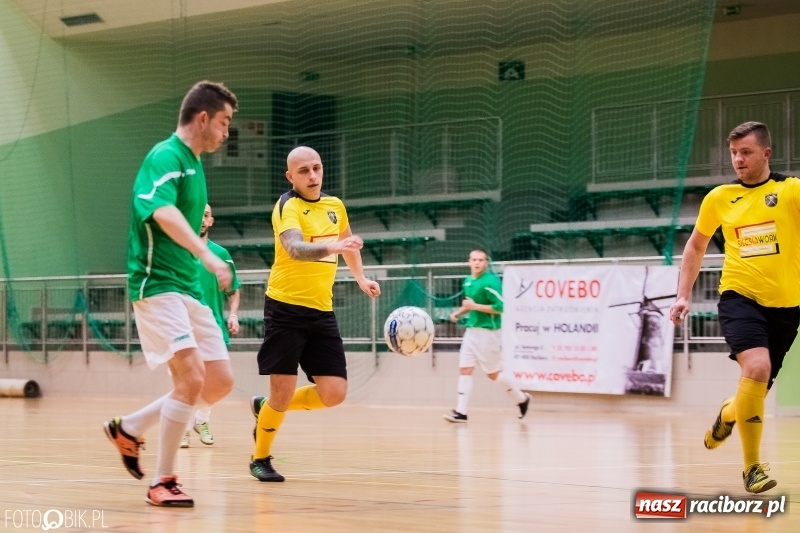 Zdjęcie w galerii na portalu naszraciborz.pl: Halowa Liga Piłki Nożnej: Galaktikos pewnie pokonali Bruki Trawiński wiadomości z regionu