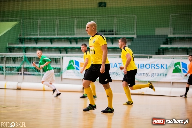 Zdjęcie w galerii na portalu naszraciborz.pl: Halowa Liga Piłki Nożnej: Galaktikos pewnie pokonali Bruki Trawiński wiadomości z regionu