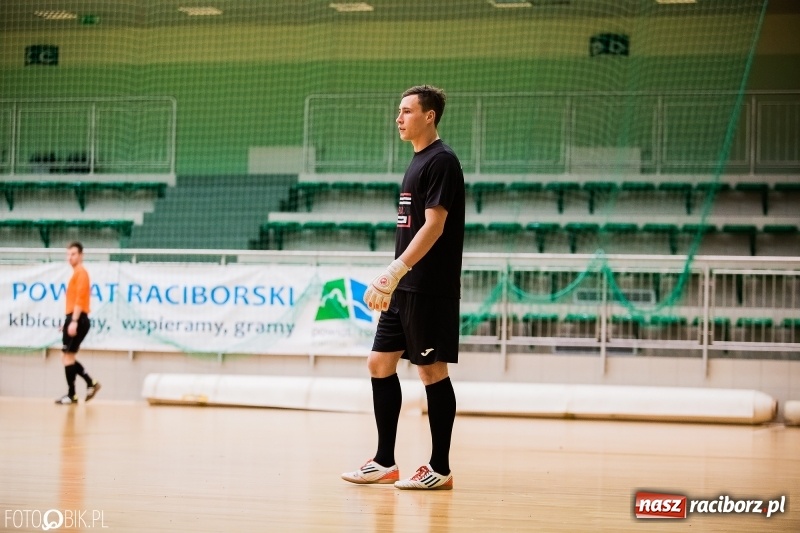 Zdjęcie w galerii na portalu naszraciborz.pl: Halowa Liga Piłki Nożnej: Galaktikos pewnie pokonali Bruki Trawiński wiadomości z regionu