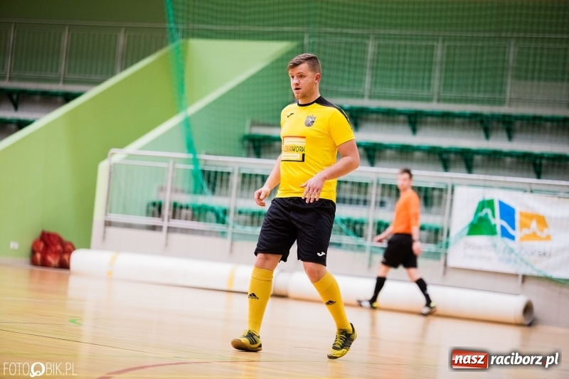 Zdjęcie w galerii na portalu naszraciborz.pl: Halowa Liga Piłki Nożnej: Galaktikos pewnie pokonali Bruki Trawiński wiadomości z regionu