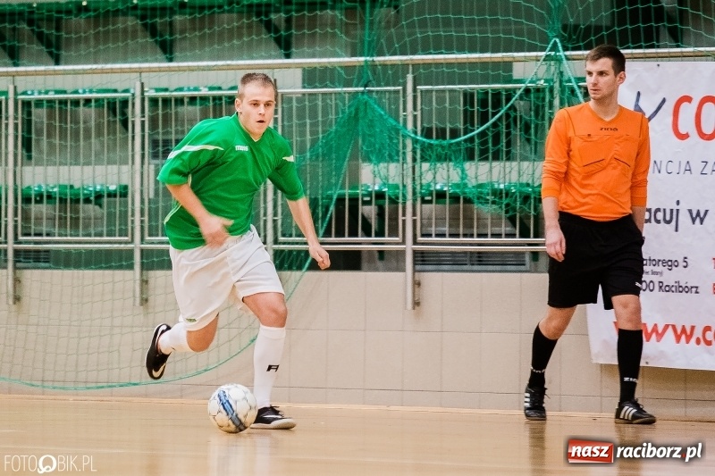 Zdjęcie w galerii na portalu naszraciborz.pl: Halowa Liga Piłki Nożnej: Galaktikos pewnie pokonali Bruki Trawiński wiadomości z regionu