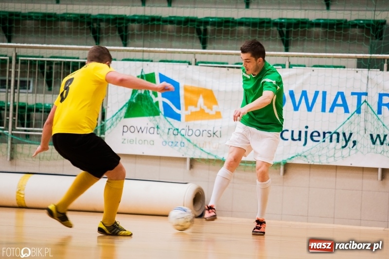 Zdjęcie w galerii na portalu naszraciborz.pl: Halowa Liga Piłki Nożnej: Galaktikos pewnie pokonali Bruki Trawiński wiadomości z regionu