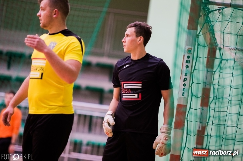 Zdjęcie w galerii na portalu naszraciborz.pl: Halowa Liga Piłki Nożnej: Galaktikos pewnie pokonali Bruki Trawiński wiadomości z regionu