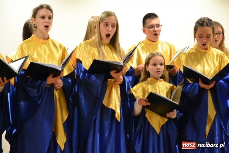 Zdjęcie w galerii na portalu naszraciborz.pl: Młodzieżowy chór Bel Canto zaśpiewał na Zamku Piastowskim wiadomości z regionu