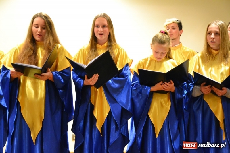 Zdjęcie w galerii na portalu naszraciborz.pl: Młodzieżowy chór Bel Canto zaśpiewał na Zamku Piastowskim wiadomości z regionu