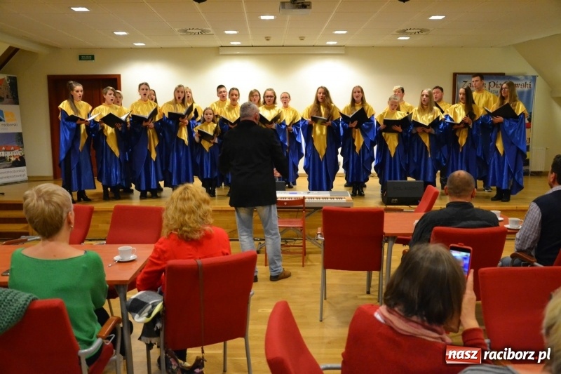 Zdjęcie w galerii na portalu naszraciborz.pl: Młodzieżowy chór Bel Canto zaśpiewał na Zamku Piastowskim wiadomości z regionu