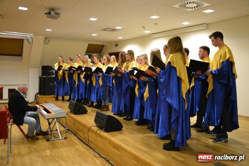Zdjęcie w galerii na portalu naszraciborz.pl: Młodzieżowy chór Bel Canto zaśpiewał na Zamku Piastowskim wiadomości z regionu
