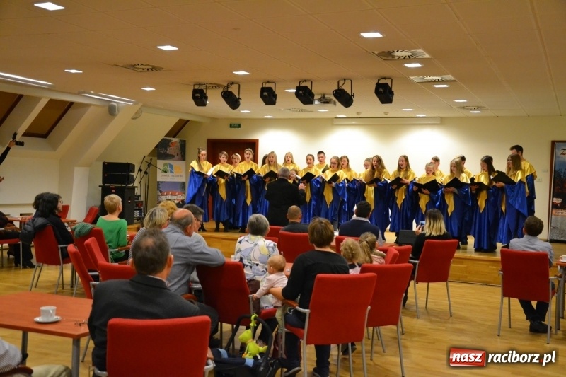 Zdjęcie w galerii na portalu naszraciborz.pl: Młodzieżowy chór Bel Canto zaśpiewał na Zamku Piastowskim wiadomości z regionu