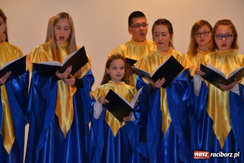 Zdjęcie w galerii na portalu naszraciborz.pl: Młodzieżowy chór Bel Canto zaśpiewał na Zamku Piastowskim wiadomości z regionu