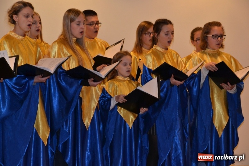 Zdjęcie w galerii na portalu naszraciborz.pl: Młodzieżowy chór Bel Canto zaśpiewał na Zamku Piastowskim wiadomości z regionu