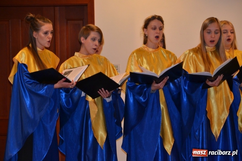 Zdjęcie w galerii na portalu naszraciborz.pl: Młodzieżowy chór Bel Canto zaśpiewał na Zamku Piastowskim wiadomości z regionu